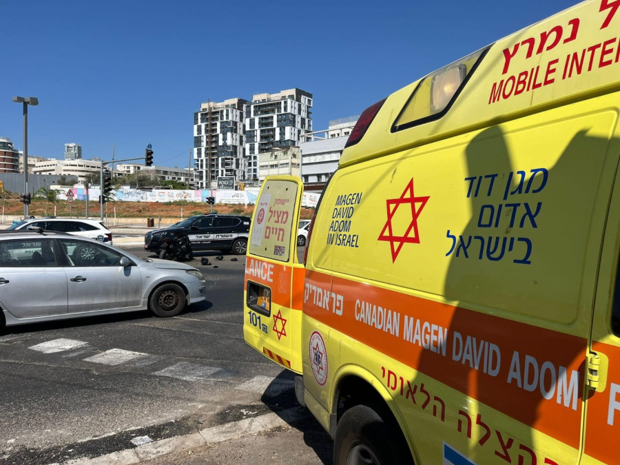 يافا: إصابتان بحادث طرق بين دراجة نارية ومركبتين 